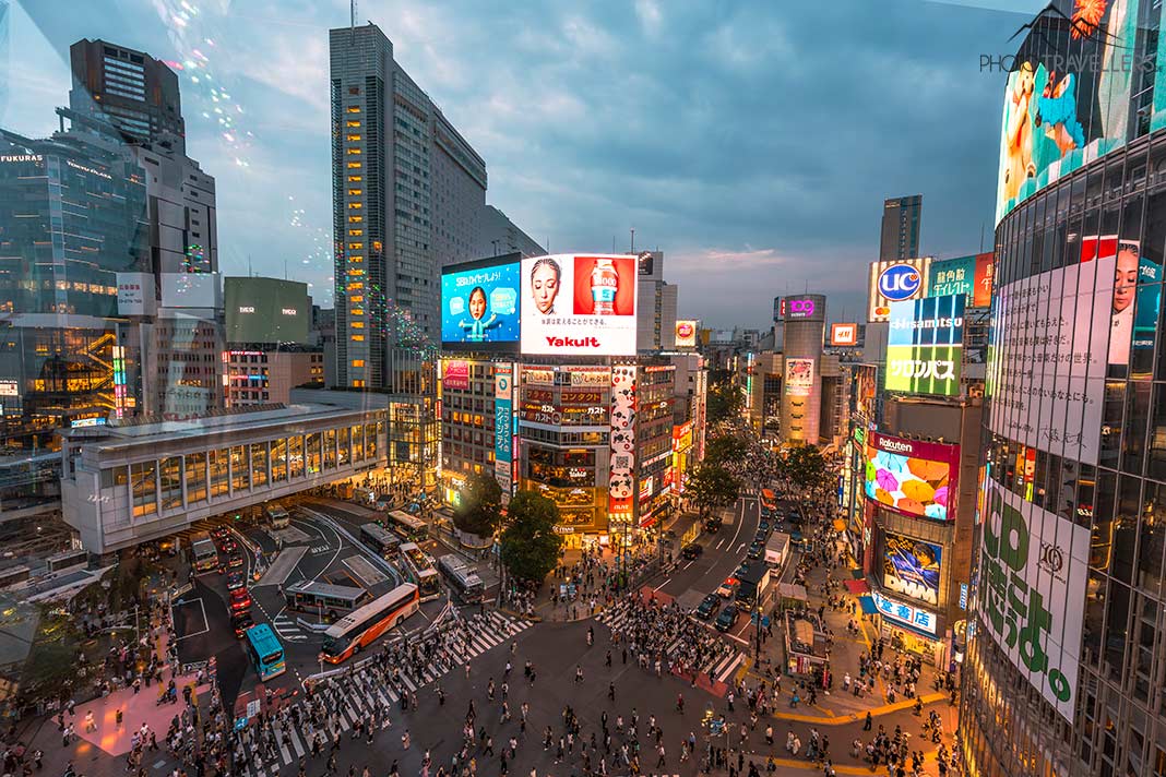 Der Blick von Mag's Park Rooftop Shibuya Crossing auf die Shibuya-Kreuzung am Abend