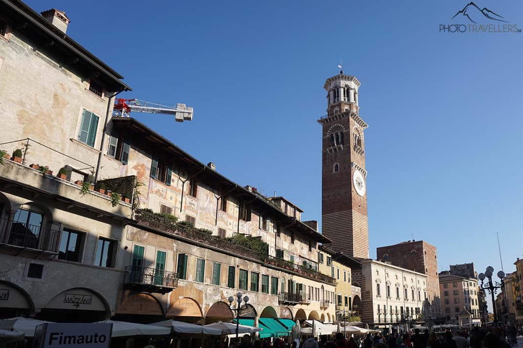 Die Piazza delle Erbe mit dem Torre dei Lamberti in Verona