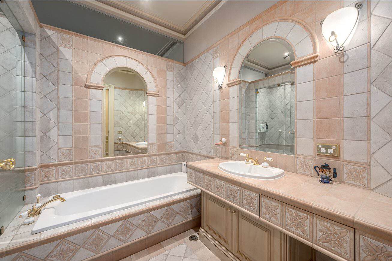 10 Bickhams Court one of the bathrooms