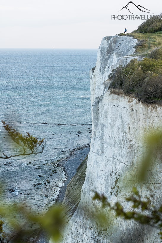 Reisebloggerin Biggi Bauer auf den Klippen von Mons Klint