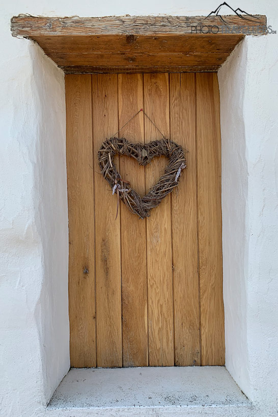 Ein Herz an einer Kellertür in der Ölberg Kellergasse
