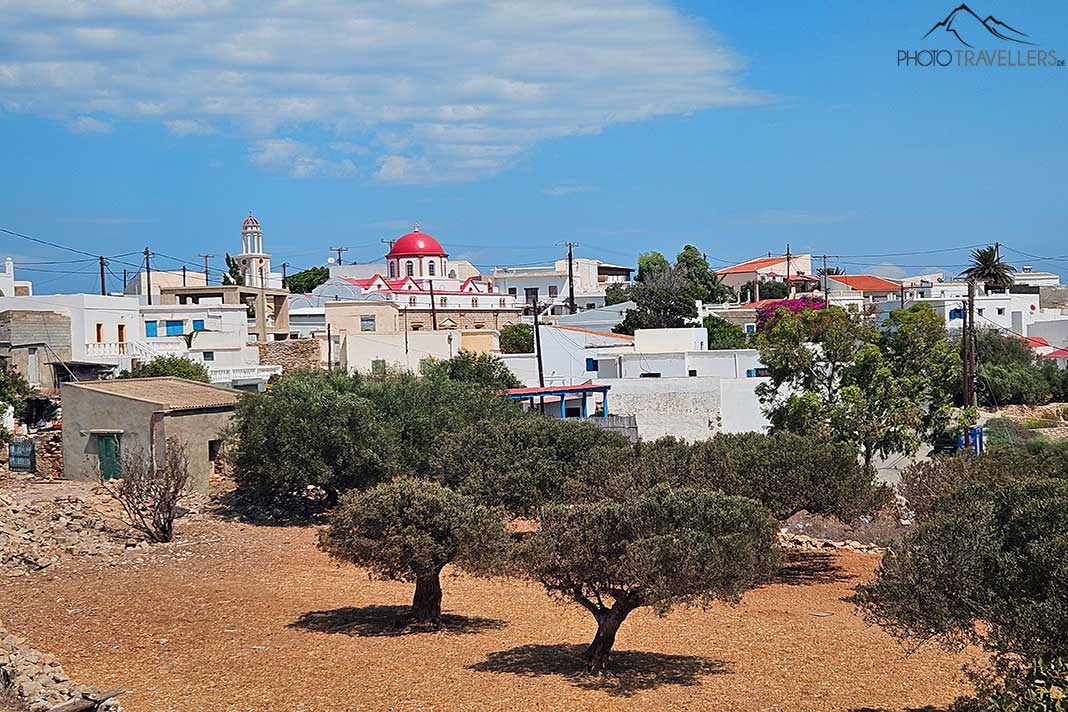 Das Dorf Agia Marina liegt eingebettet von Platanen auf einer Hochebene
