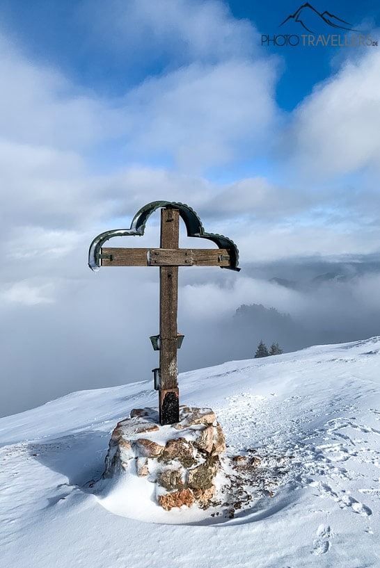 Blick aufs Laubenstein-Gipfelkreuz und das Alpenvorland