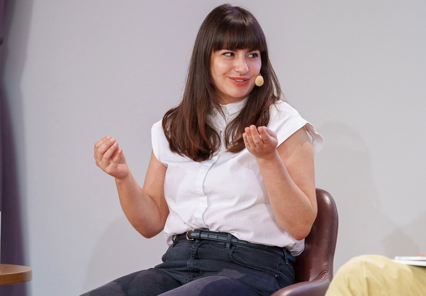 DEI2406-by-ThomasMagyar-101581-2 Speakerin Floria Moghimi ist Teilnehmerin eines Panels und gestikuliert sitzend. Sie blickt eine andere Person auf dem Panel an. Credit: Thomas Magyar