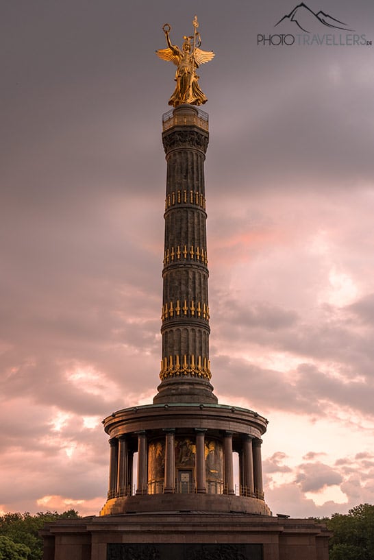 Der Blick auf die Siegessäule in Berlin bei Sonnenaufgang