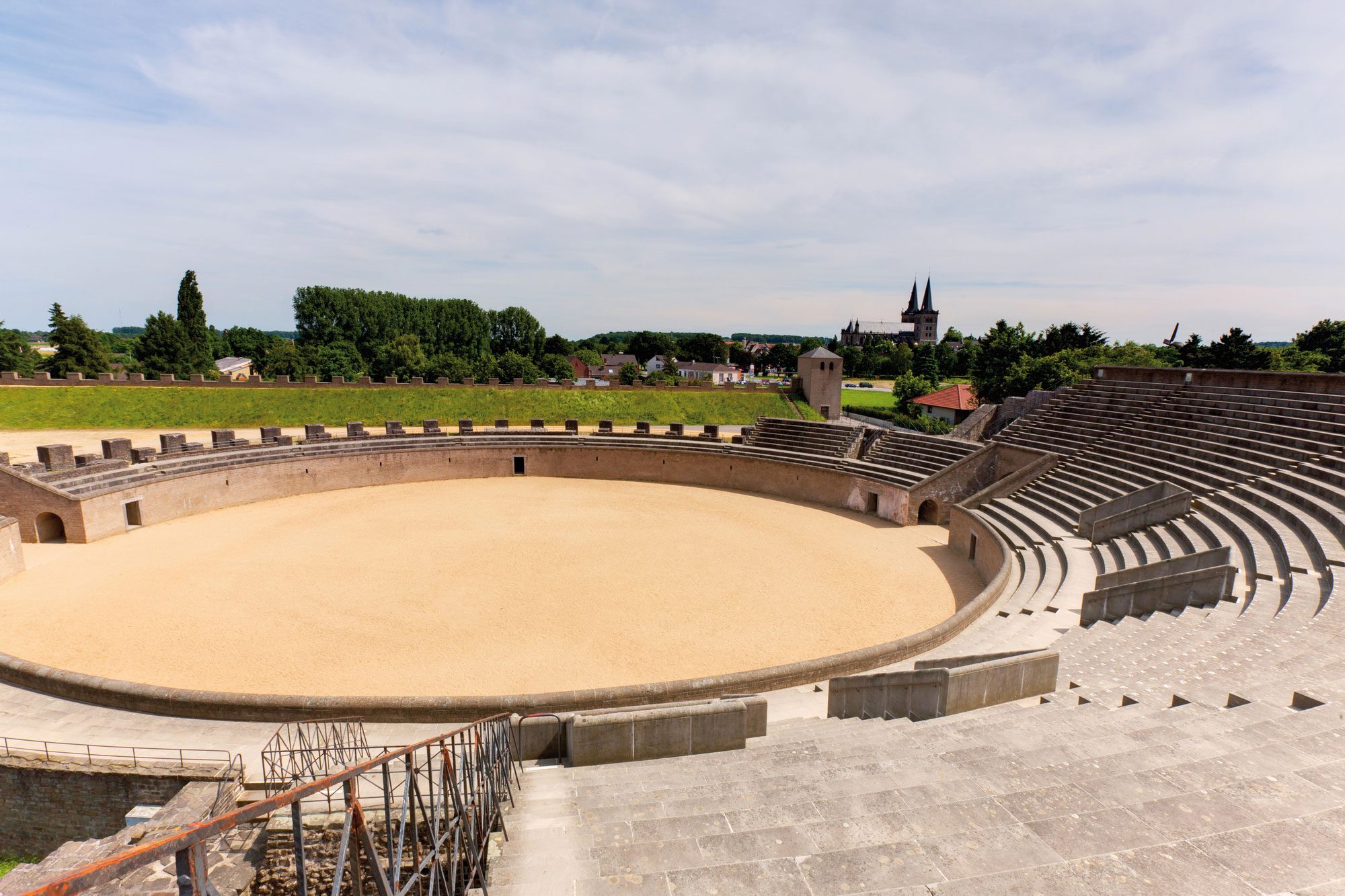 Von Trier bis Köln: Die berühmtesten Bauwerke der Römer in Deutschland xanten-amphitheater