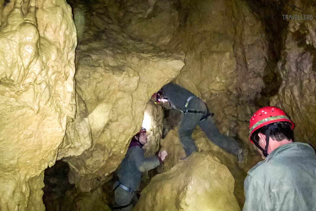 Der Einstieg in den Geburtskanal im Silberloch Essing