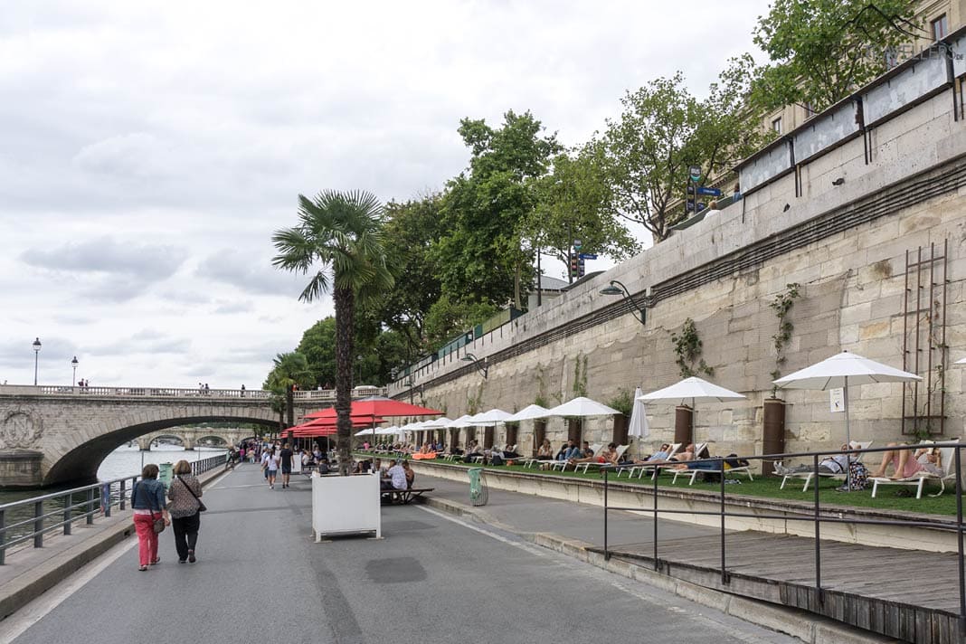 Spaziergänger auf dem Fußweg am Seine-Ufer in Paris