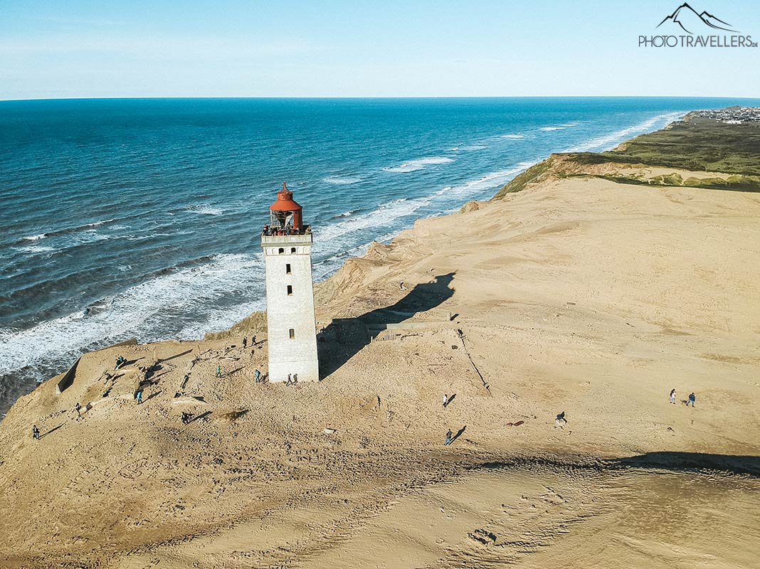 Der Blick aus der Luft auf den Leuchtturm Rubjerg Knude Fyr, der nur knapp an der Küste steht
