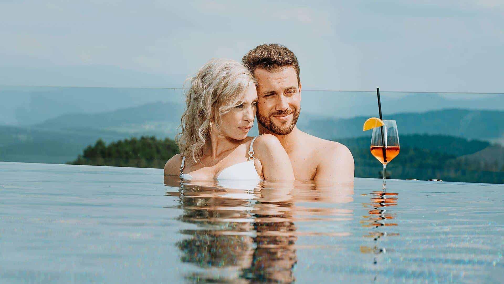 Paar im Außenpool unseres Wellnesshotel im Bayerischen Wald