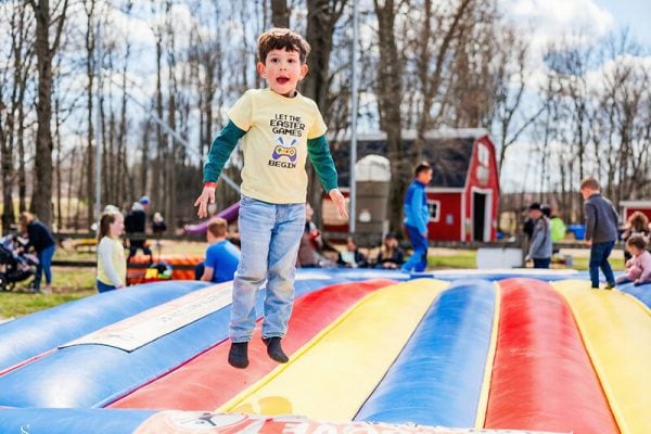 Giant Jump Pillow – Farm Attraction Child jumping high on the giant inflatable jump pillow at Kustermans farm