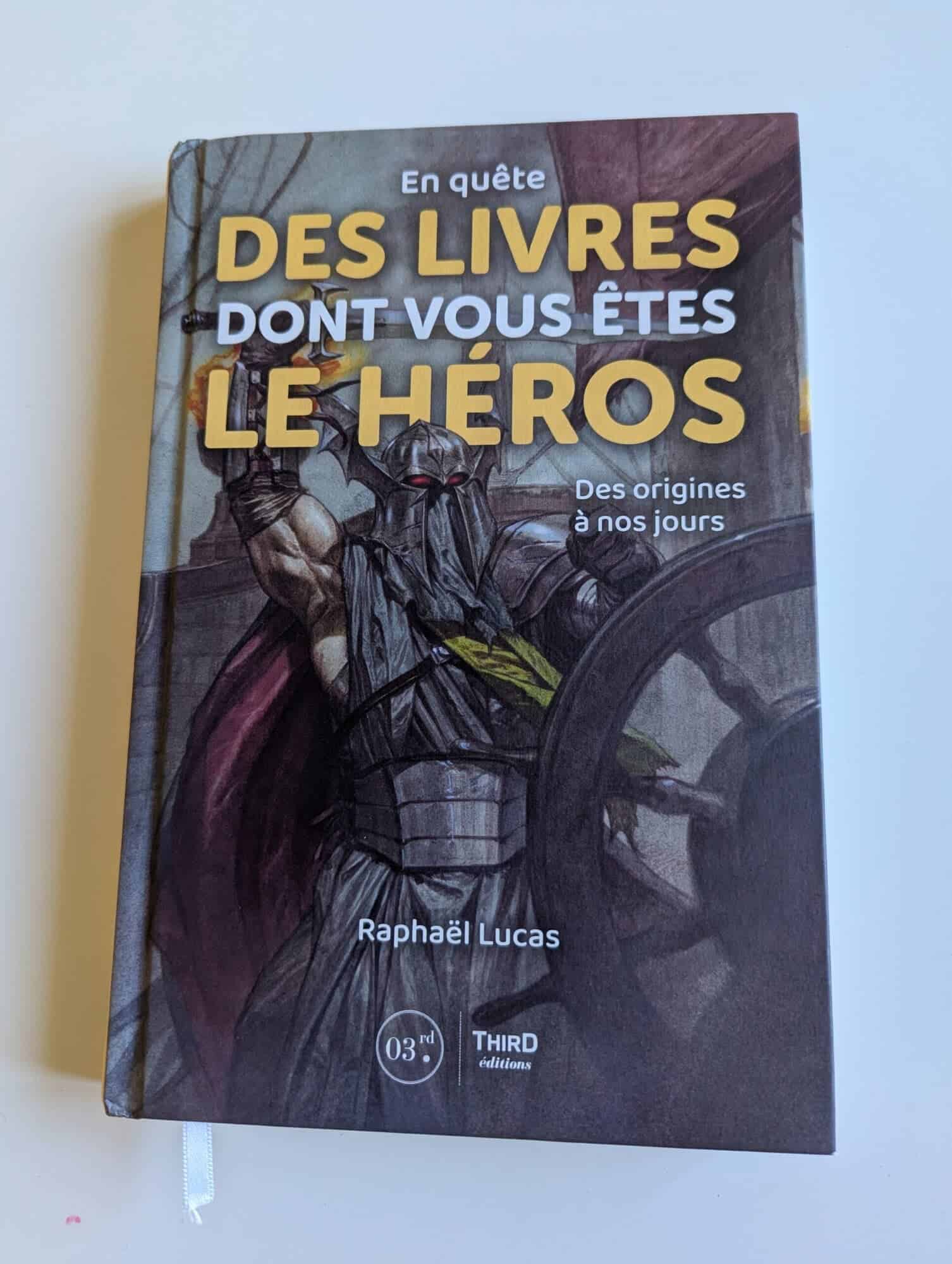 Héros de livres de fantasy avec une armure, un casque de guerrier et une épée dans une scène épique.