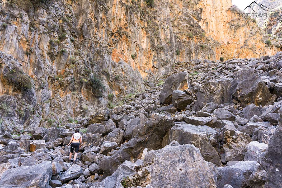 Reisebloggerin Biggi Bauer steigt einen steilen Hang in der Aradena-Schlucht nach oben