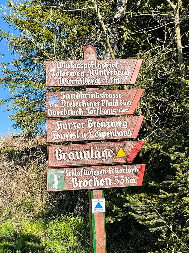 Der Wegweiser hinauf zum Brocken über das Eckerloch