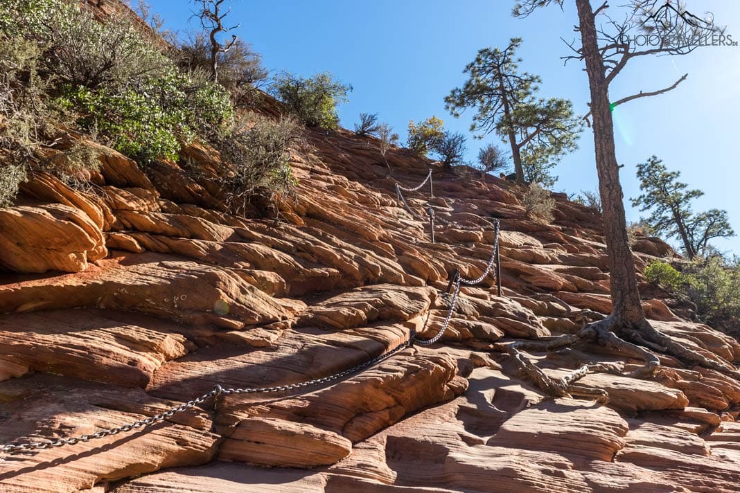 Ein mit Ketten gesicherter Weg hinauf zu Angels Landing
