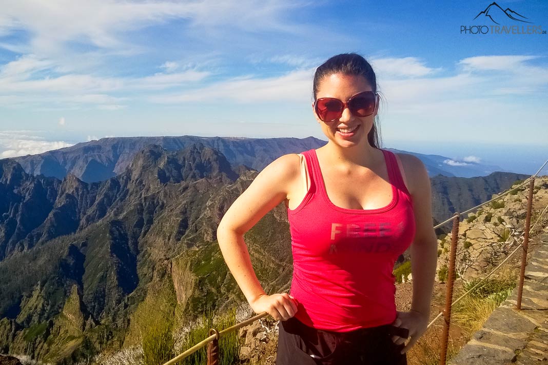 Reisebloggerin Biggi Bauer auf dem Gipfel des Pico Ruivo auf Madeira