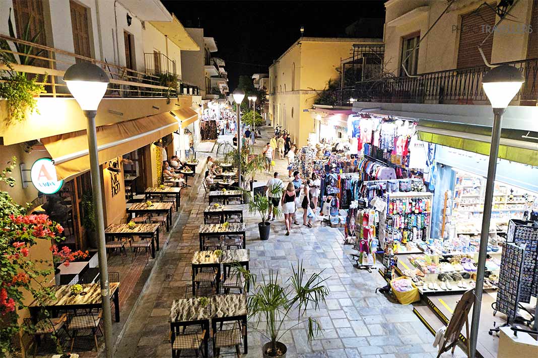 Shops und Tavernen reihen sich in der nächtlichen Altstadt von Kos aneinander