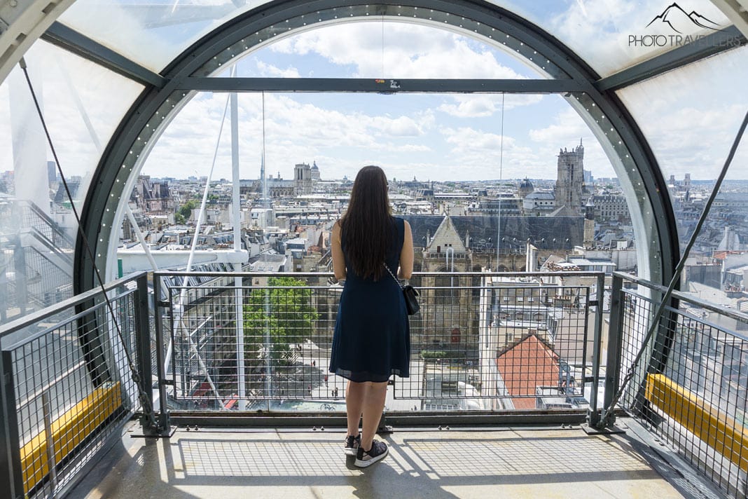 Reisebloggerin Biggi Bauer blickt durch ein großes Fenster im Centre Pompidou auf Paris