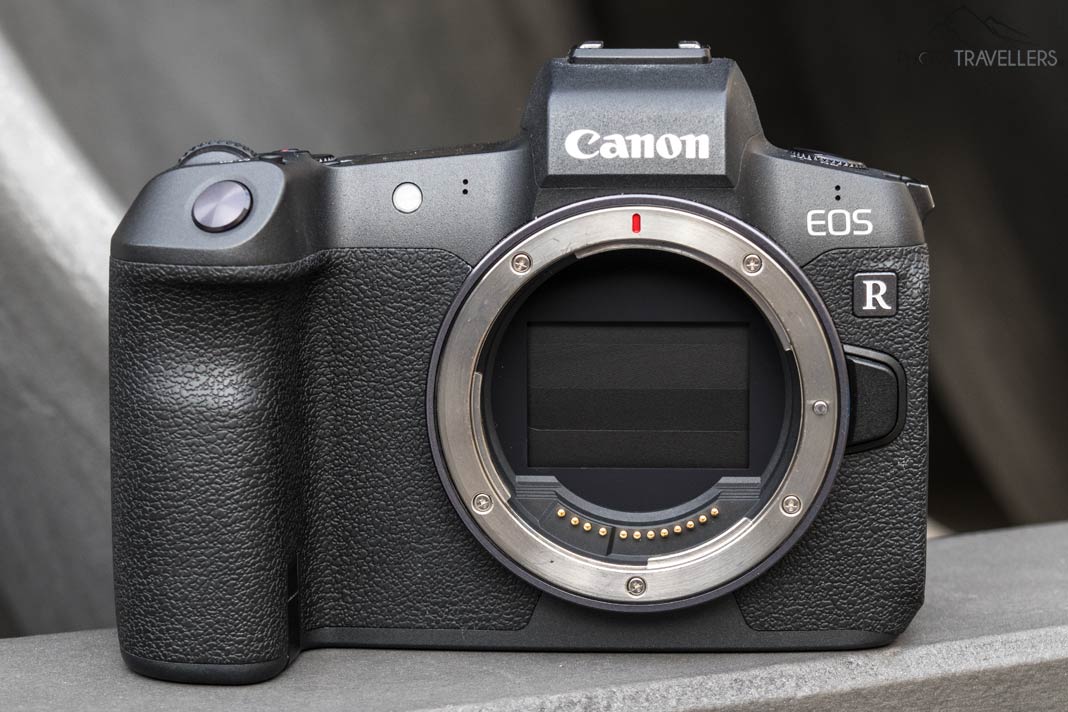 Eine Canon EOS R mit abgeschraubten Objektiv mit Blick ins Innere des Kameragehäuses
