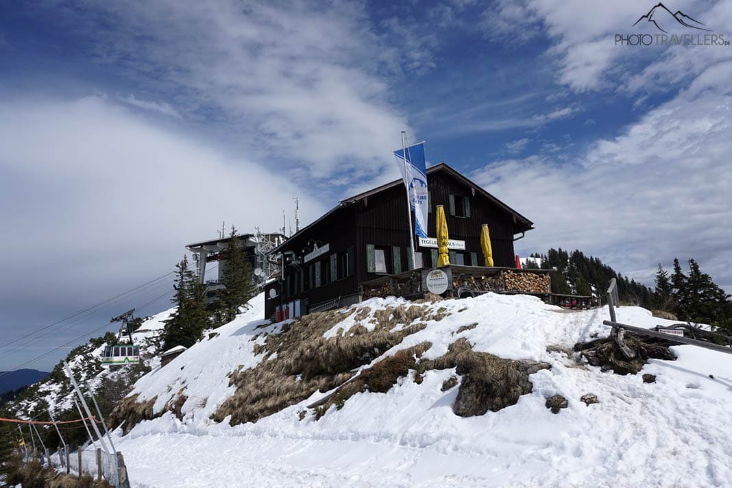 Das Tegelberghaus im Winter, dahinter sieht man die Tegelbergbahn