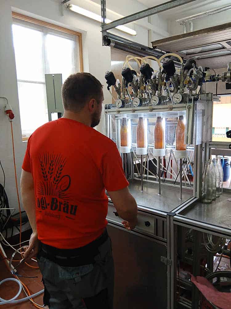 Abfüllung unseres exclusiven Weißbiers in Flaschen