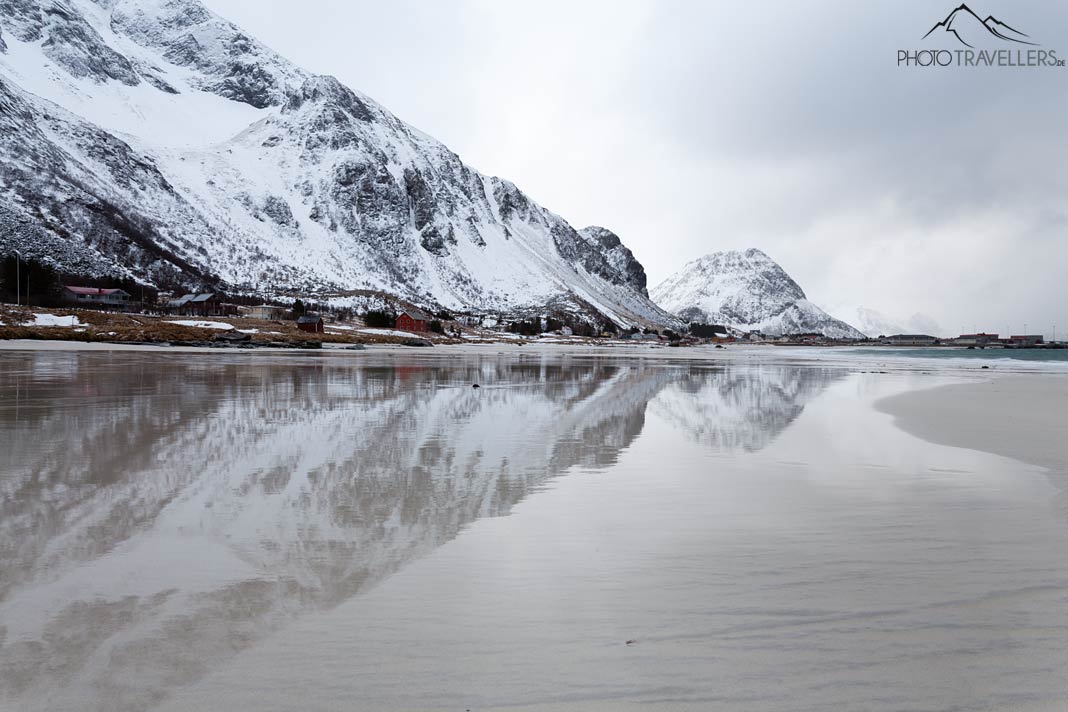 Der lange Sandstrand von Ramberg auf den Lofoten, dahinter die Berge