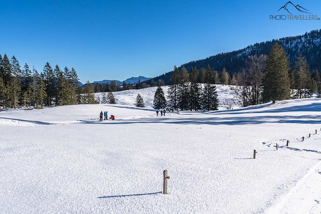 Wanderer auf dem Premium-Winterwanderweg auf der Hemmersuppenalm