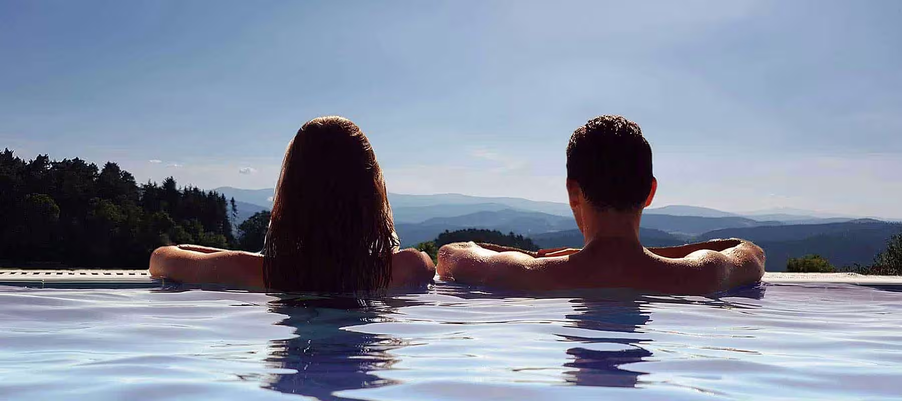 Sky-Infinity Außenpool mit Panorama Blick in den Bayerischen Wald