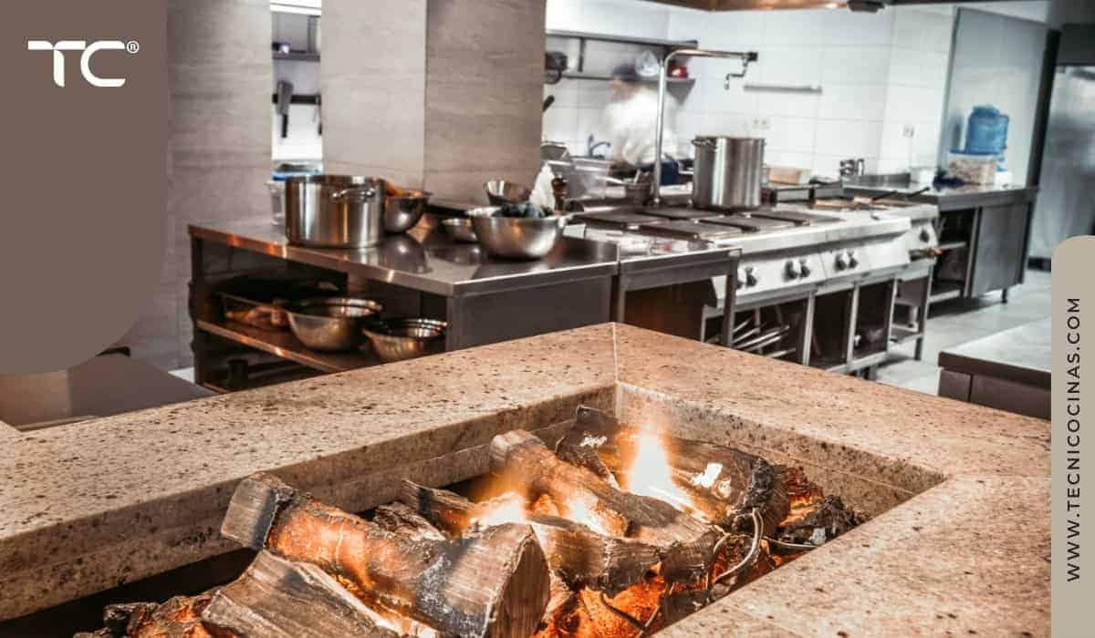 Cocina de un restaurante con diseño profesional y equipamiento industrial.