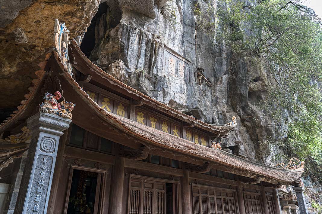 Ein Tempel der Bich Dong Pagode, gebaut in eine Felswand