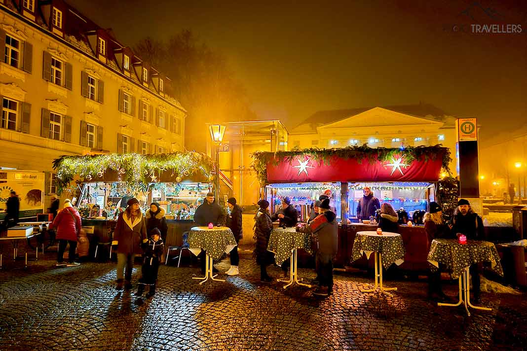 Wenige Besucher finden sich an den Stehtischen der Buden am Bismarckplatz ein