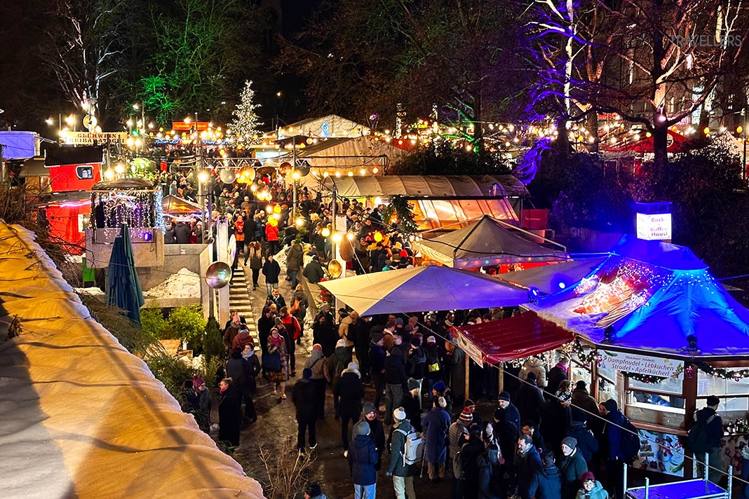 Der Blick über den Schwabinger Weihnachtsmarkt