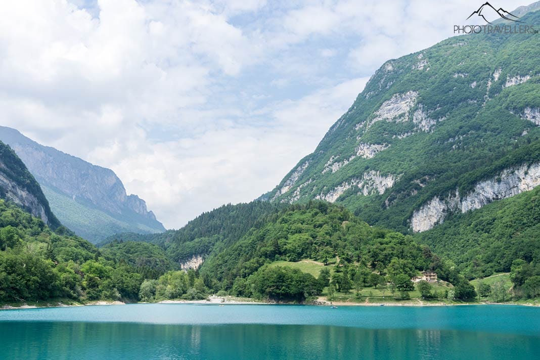 Der Blick über den türkisen Tennosee mit Bergen im Hintergrund