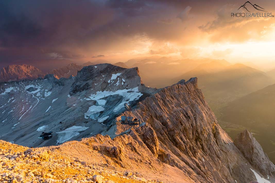 Der Blick von der Zugspitze am Abend, in der Ferne ein Gewinnter