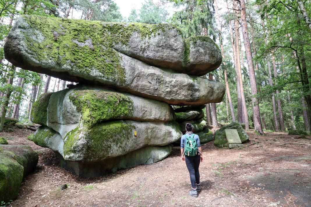 Reisebloggerin Biggi Bauer vor dem riesigen Christophorus Stein in der Blockheide im Waldviertel