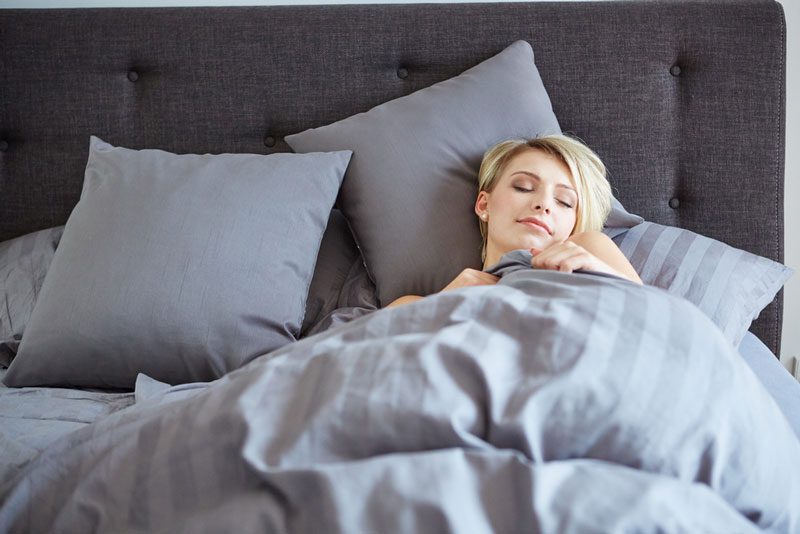 Welches Bett passt zu mir? Tipps und Ideen frau-in-bett
