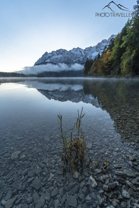 Der Eibsee im Morgenlicht, fotografiert mit einem Weitwinkelobjektiv