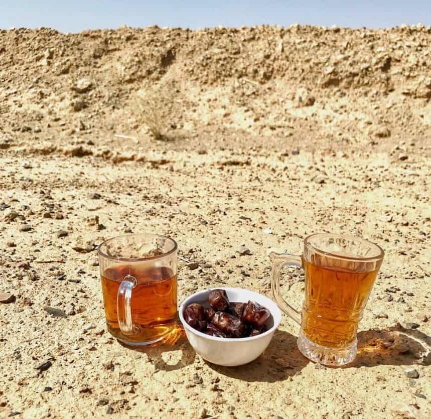 daktyle i herbata na pustynie w iranie