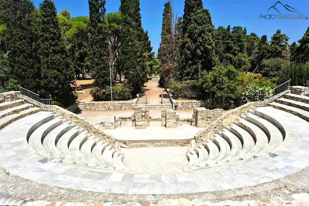 Die hellen Steintreppen des Amphitheaters erheben sich über das römische Odeon
