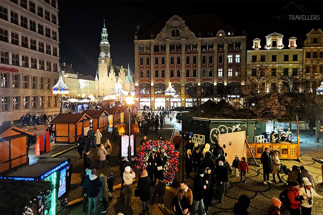 Menschen stehen nachts an den Marktständen des Salzrings