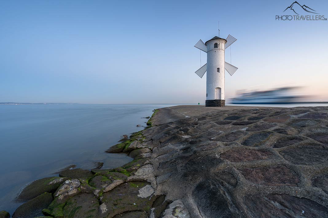 Langzeitbelichtung von einem Leuchtturm mit einem Schiff