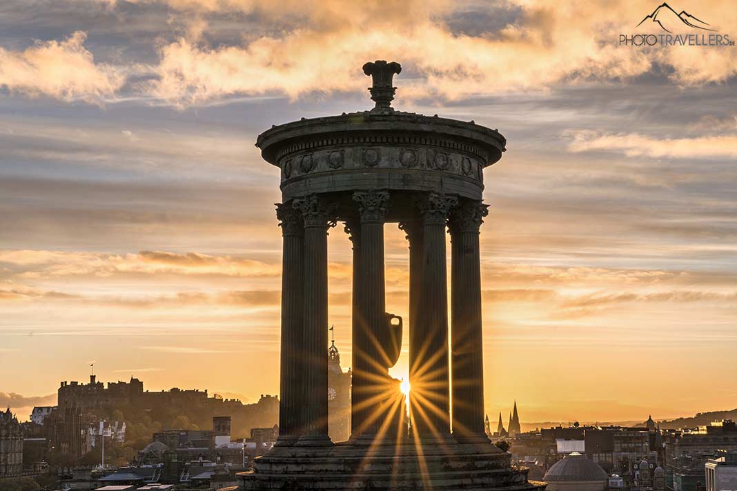Das Dugald Stewart Monument auf dem Calton Hill in Edinburgh im Abendlicht
