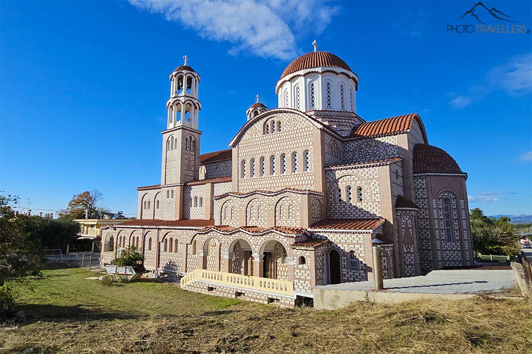 Die Kirche Agios Georgios in Nea Potidea besticht durch byzantinische Bauweise mit Kuppel und Turm