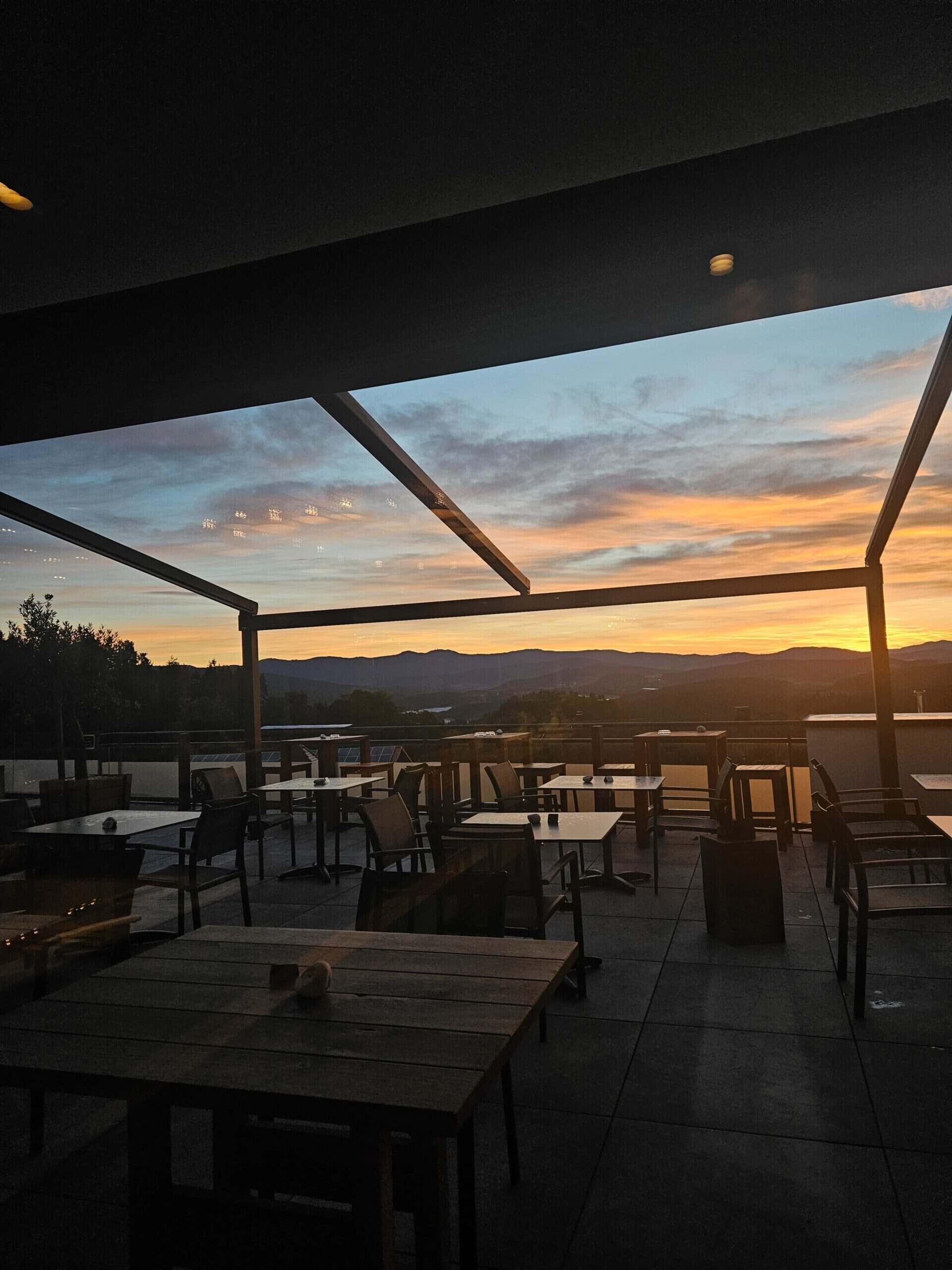Wunderschöner Sonnenaufgang auf der Panoramaterrasse