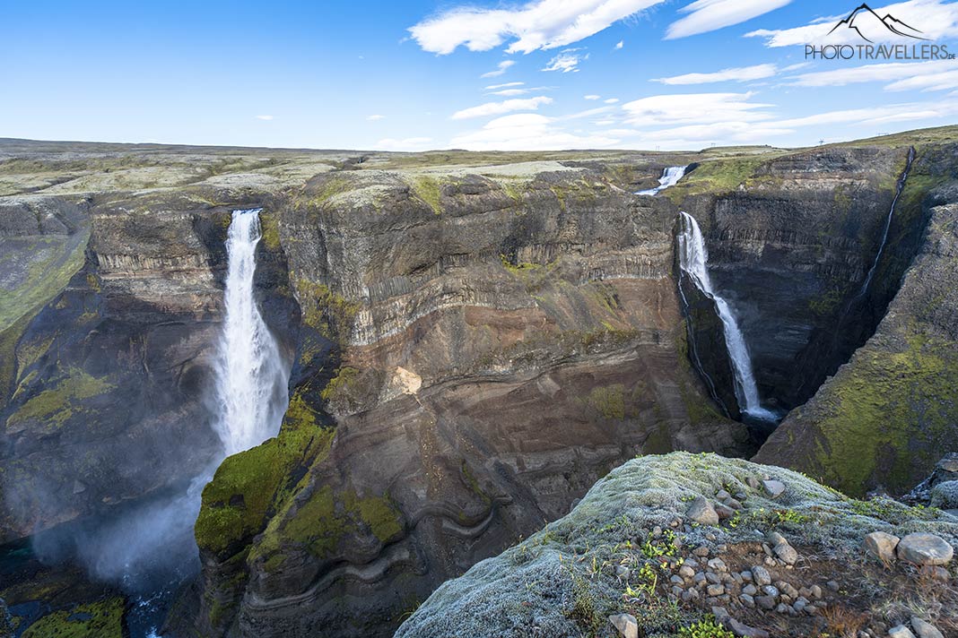 Blick in den Canyon hinein mit Háifoss und Granni Foss, Island