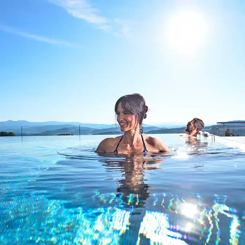 Paar im Panorama-Außenpool unseres Wellnesshotel im Bayerischen Wald