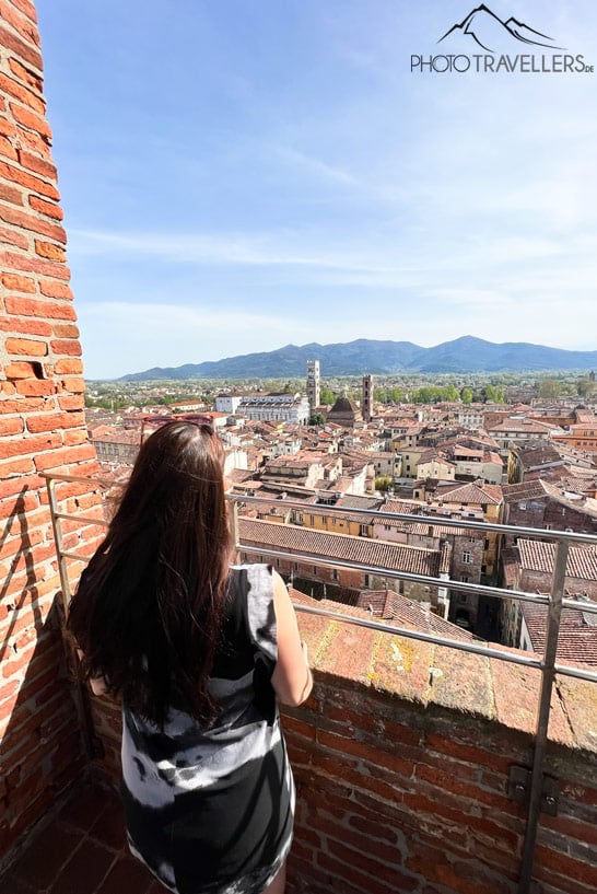 Reisebloggerin Biggi Bauer blickt vom Torre Delle Ore über Lucca