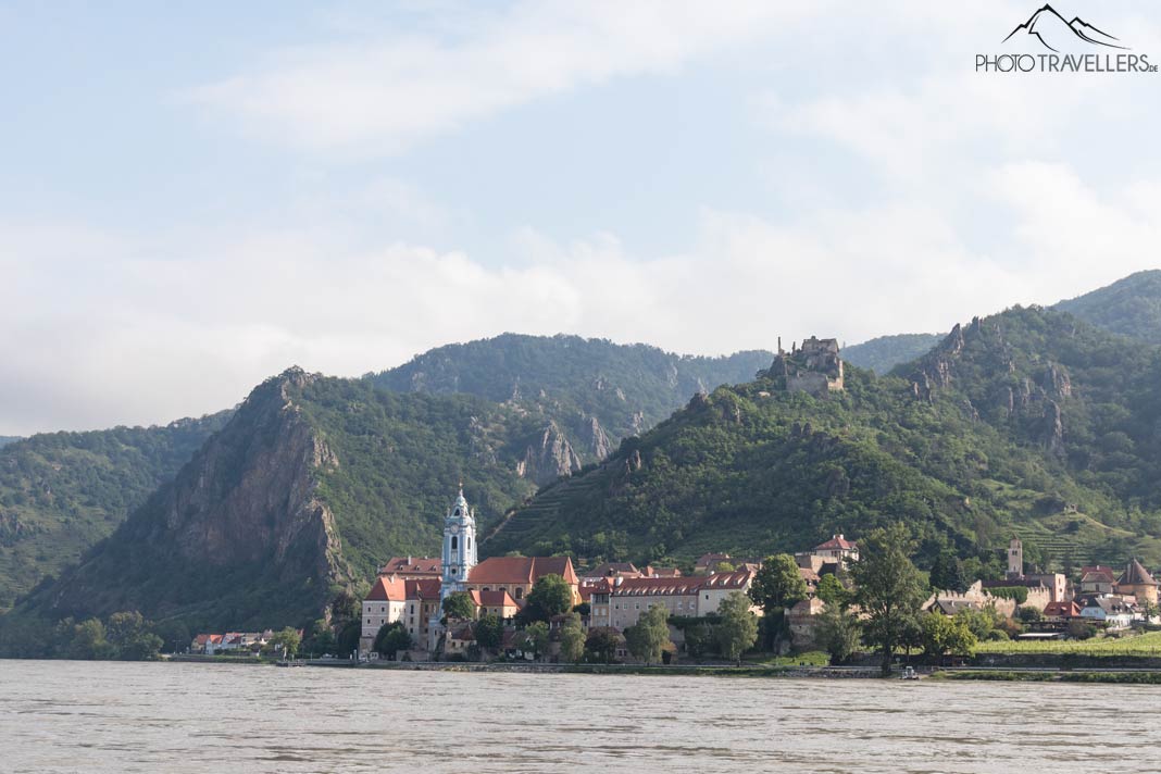 Der Blick über die Donau auf Dürnstein mit dem blauen Glockenturm und der Burgruine auf einem Berg