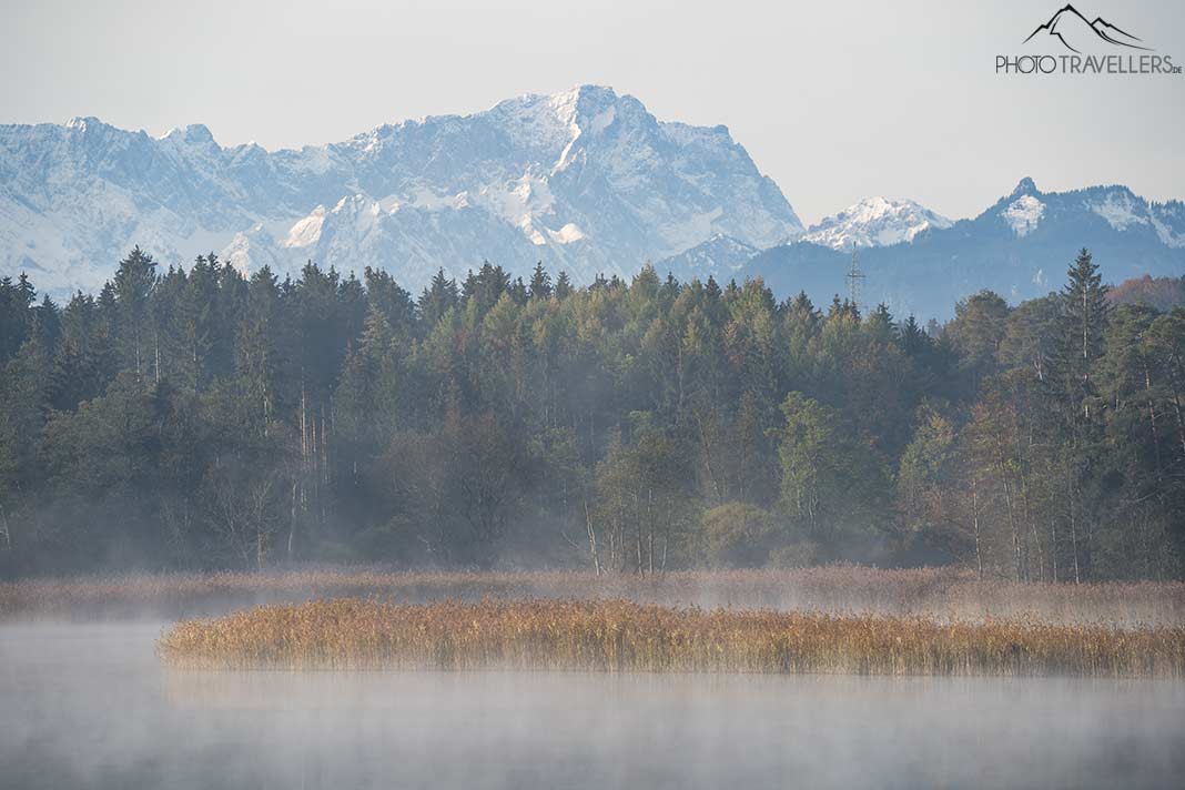 Blick auf einen See mit der Zugspitze im Hintergrund