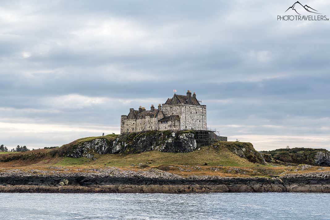 Das Duart Castle thront auf einem Felsen im Meer